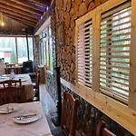펜션 Restorant Natyra Diber