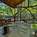 펜션 Restorant Natyra Diber